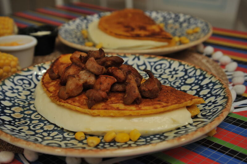 CACHAPA CON TOPPING DE CHICHARRON