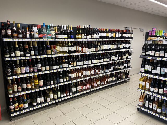 Mise en rayon des boissons Vival Pipriac