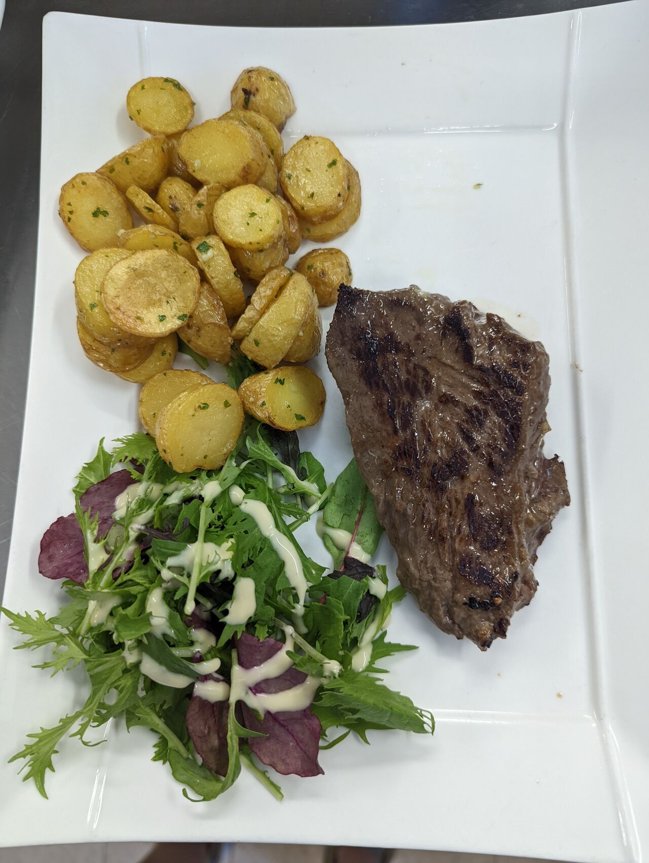 Bavette de bœuf grillée et pommes de terre sautées 