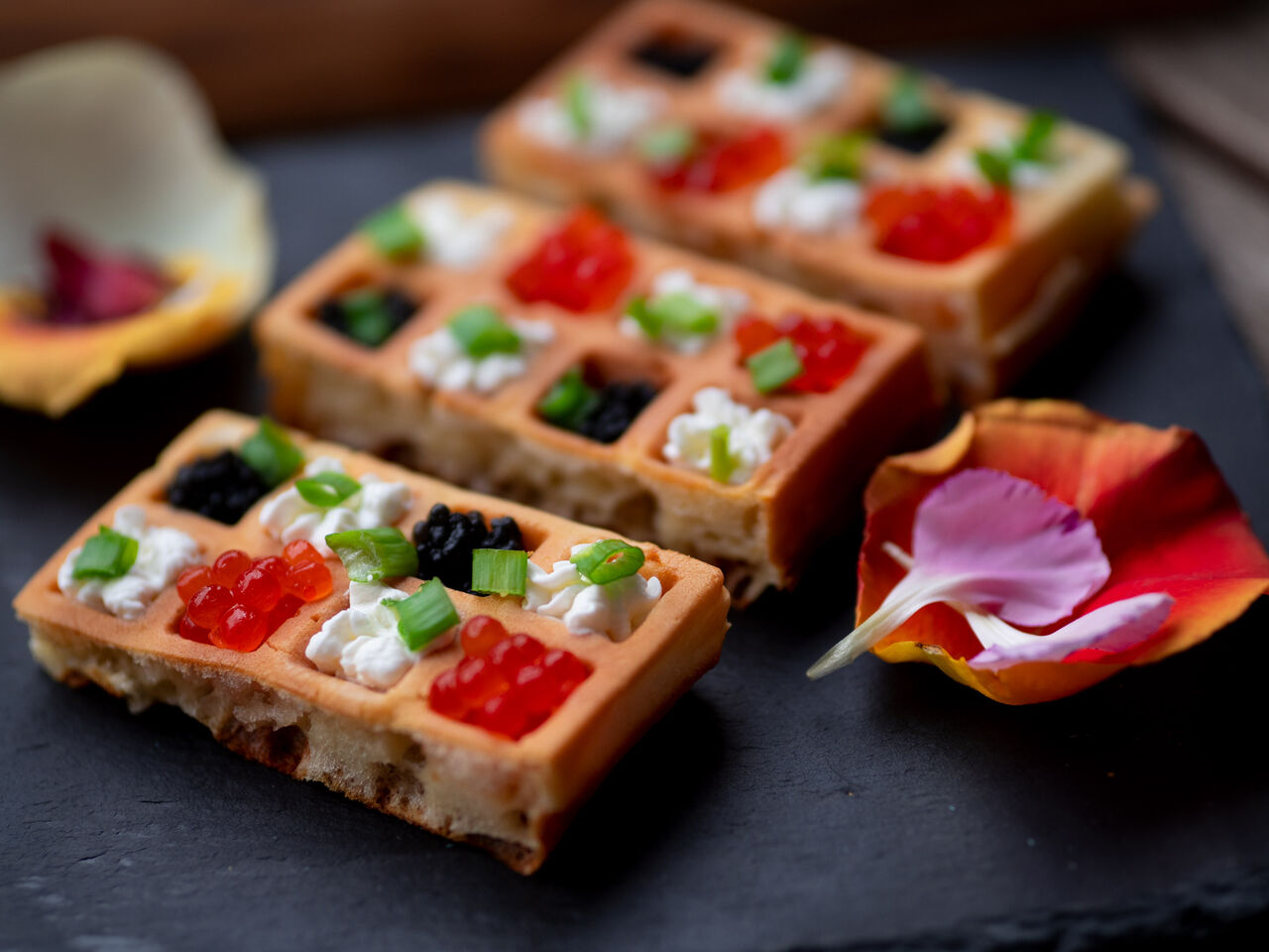 Mini goferki / kawior / ricotta / szczypior