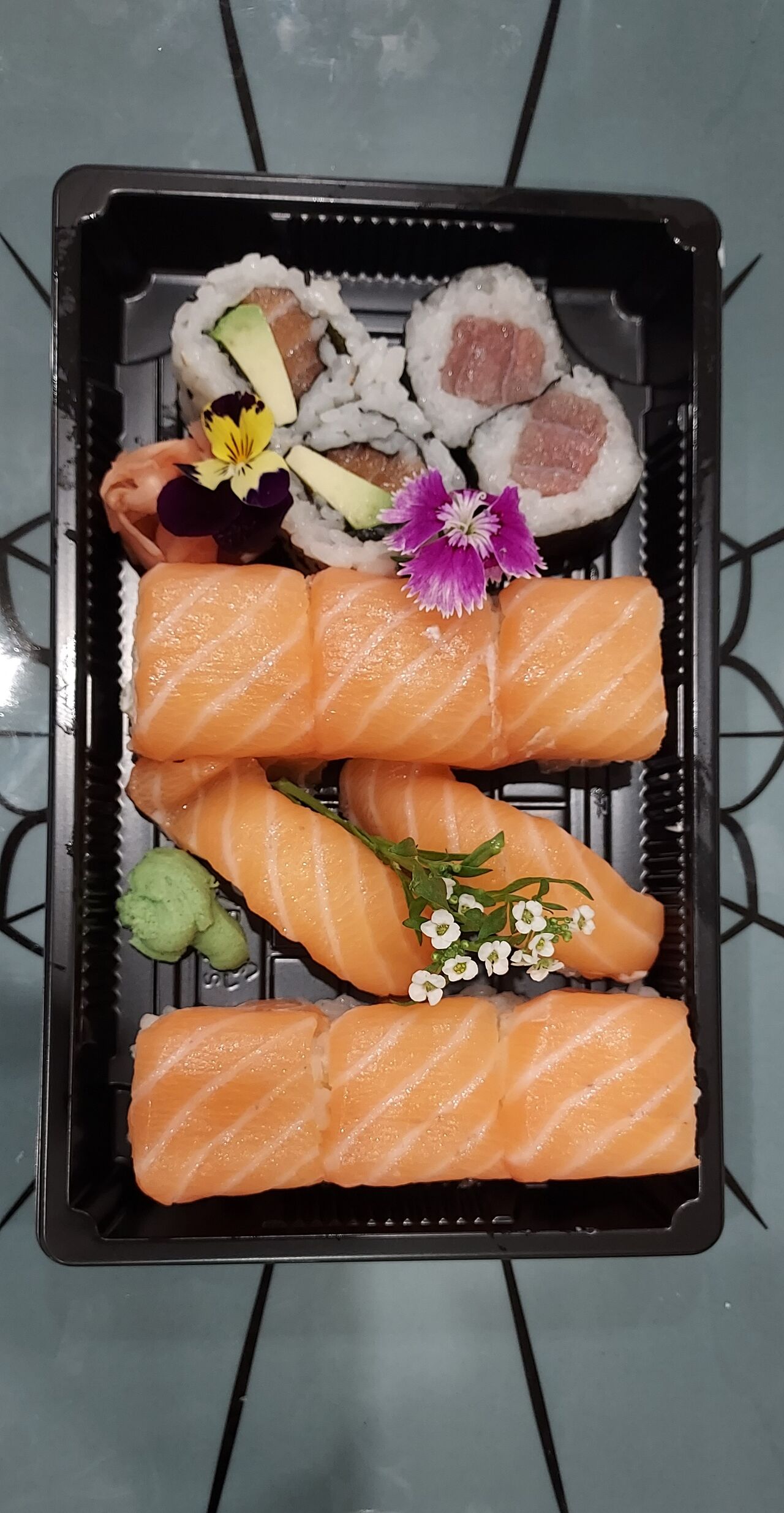 6 Rolls saumon formage - 2 sushi saumon - 2 maki thon - 2 california 