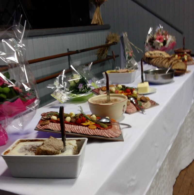 Présentation d'un buffet de mariage. 