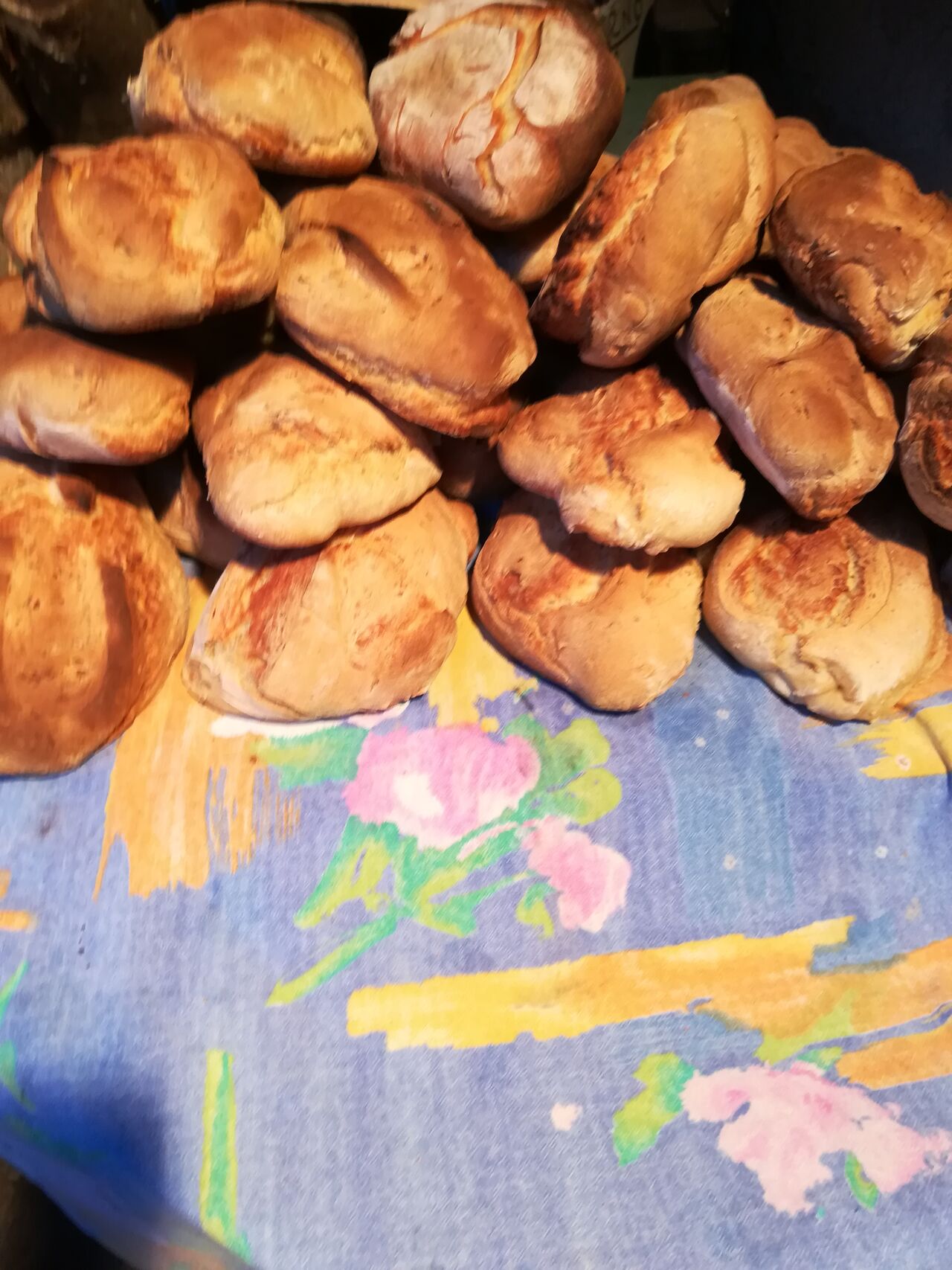 Pane cotto nel forno a legna