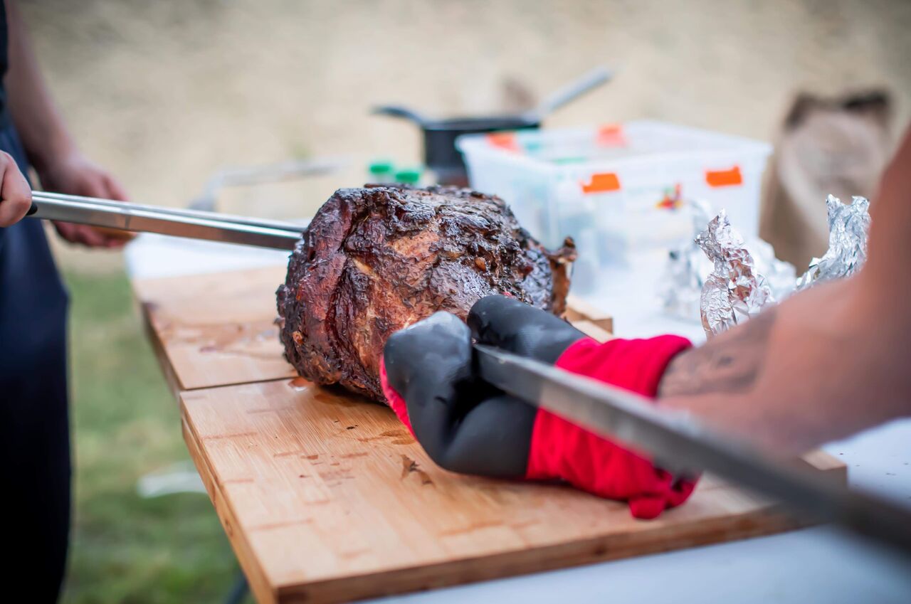 Jambonneau, pomme de terre cuite à la braisé 15 € ( Supplément: Frites maison , Plancha de légumes, Fromage braisé/salade 4.50€)