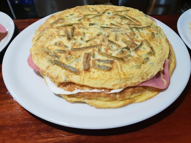 Tortilla de patatas con ajos tiernos 