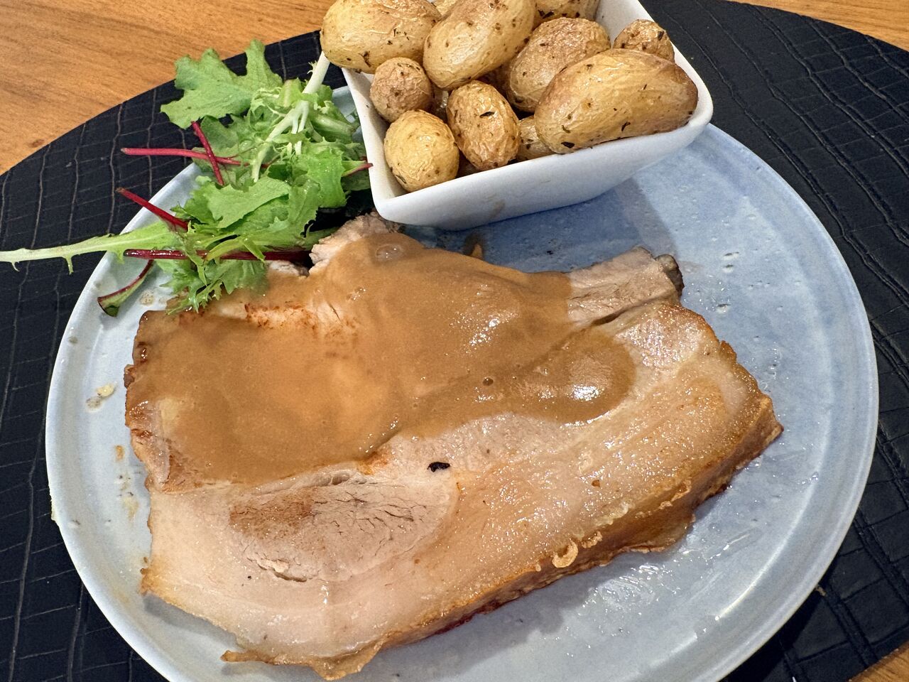 Carré de porc , pommes grenailles