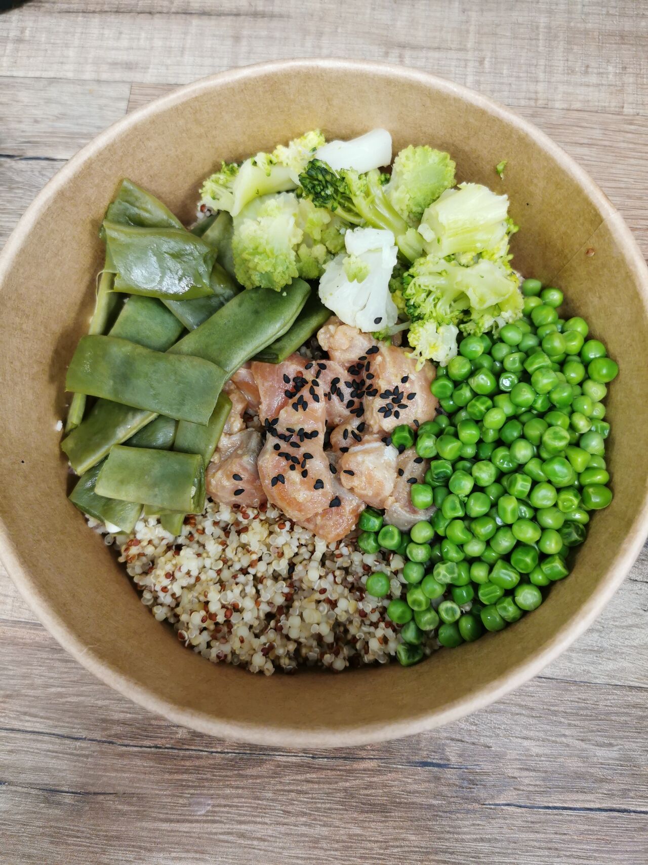 Poke bowl saumon (une base riz, du saumon frais mariné, des légumes frais et variés)