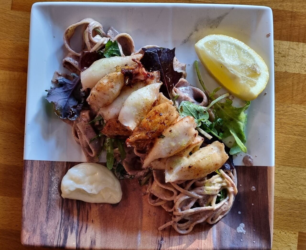 Chipirones gegrillt auf frischen Tagliollinni