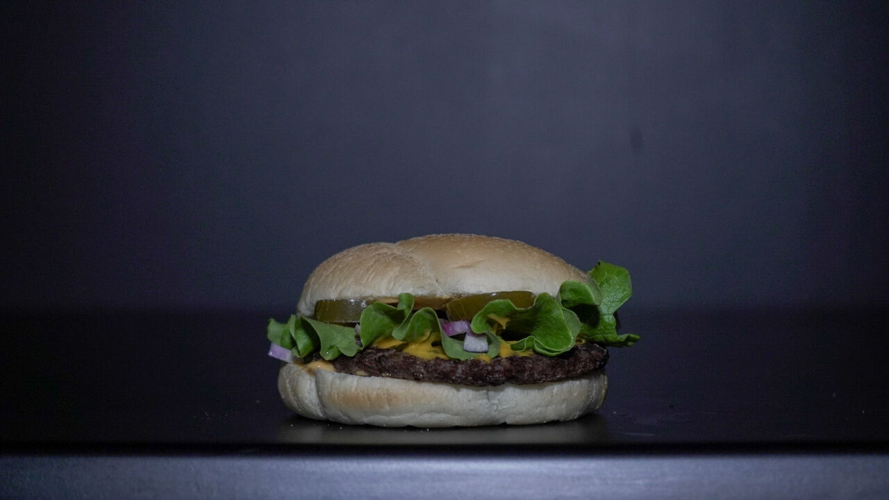 THE FIRE
pain moelleux, steak 100g, cheddar fondu, salade, oignons rouges, jalapenos
sauce : samouraï