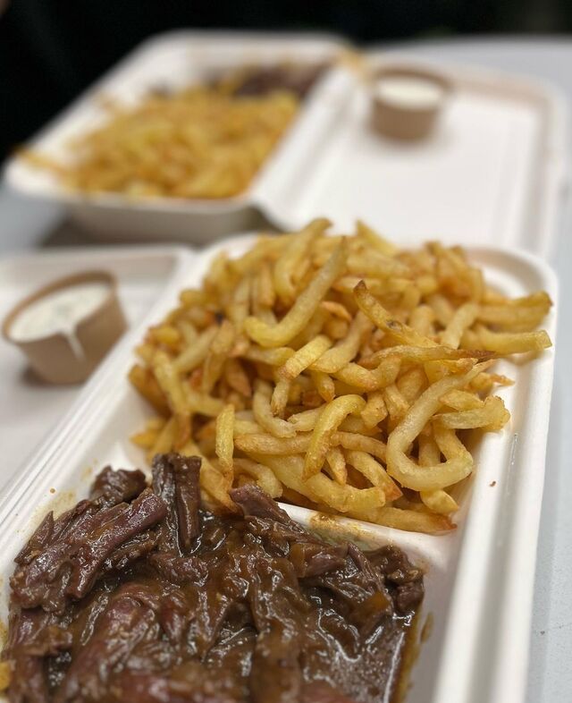 Bœuf émincé mariné compotée d'oignons frites fraiches maison