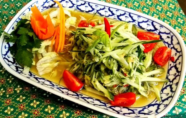 Tam Mak Taeng - Traditionelles Gurkengericht mit frischen Limetten, Knoblauch, Chilli und Tomaten im Mörser zubereitet (scharf)
