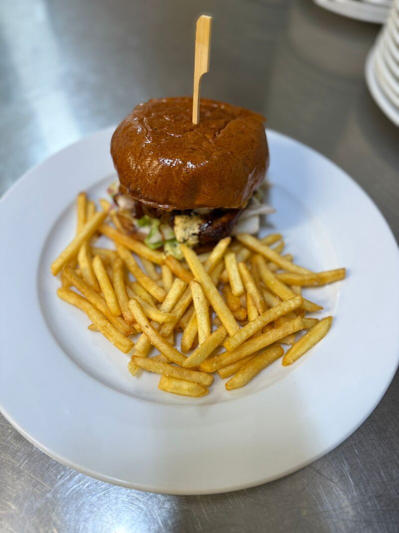 Bůček burger, hranolky