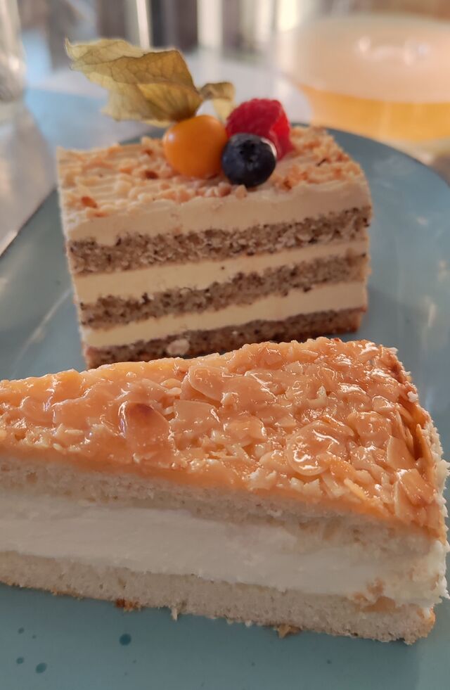 BIENENSTICH & BUTTERCREME-HASELNUSSSCHNITTE