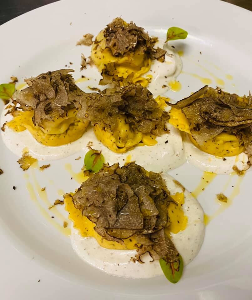 Agnolotti fatti in casa ripieni di carne con Tartufo nero pregiato