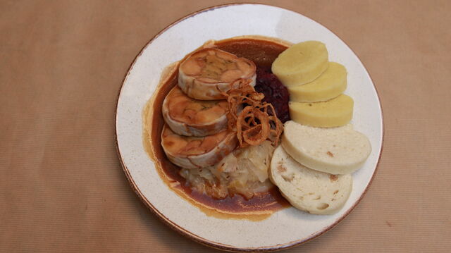 Roláda z králíka se zelím a knedlíkem