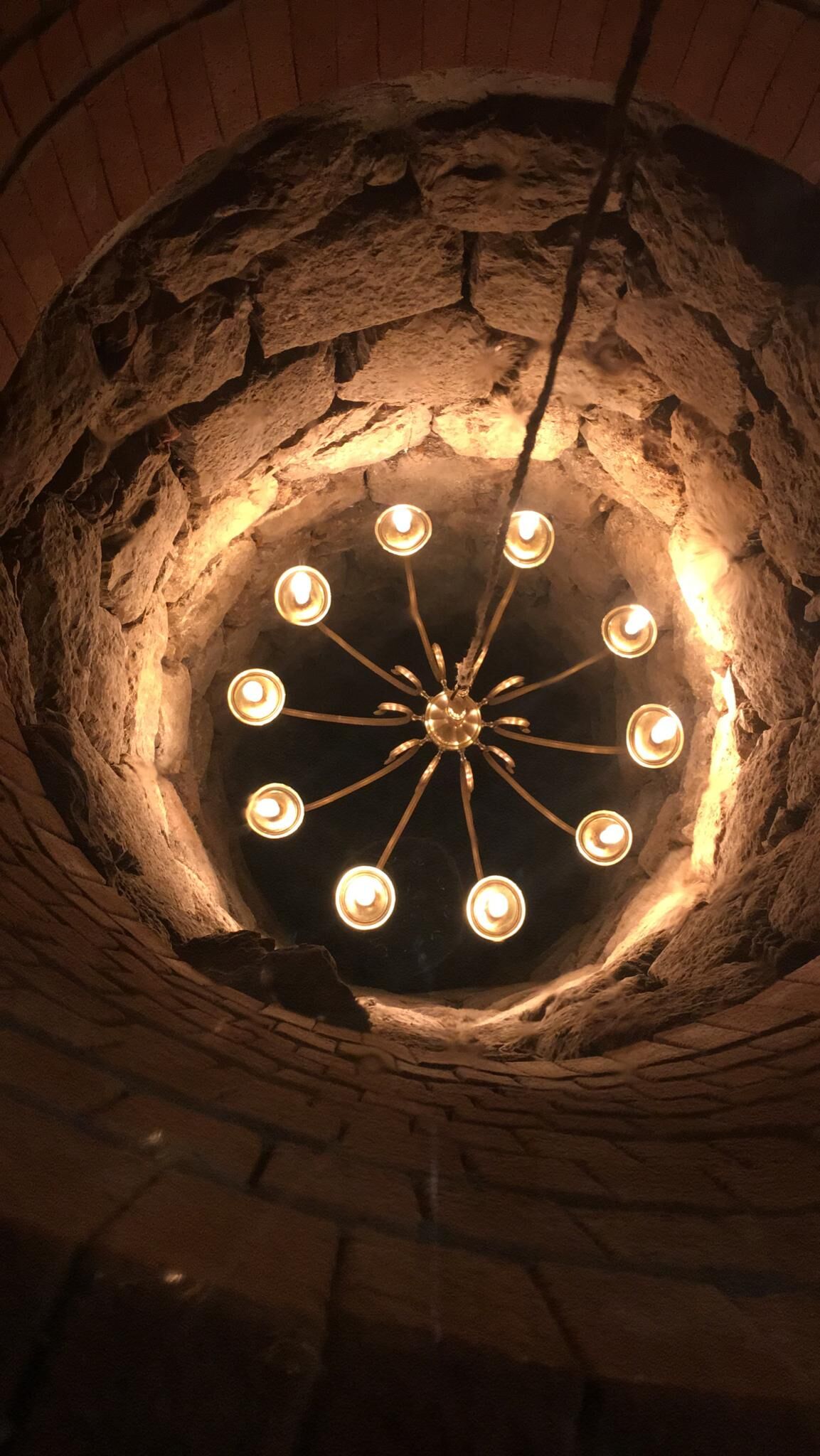 Un pozo de 8 metros de profundidad construido hace siglos, la joya de la corona es ahora una peculiar mesa.