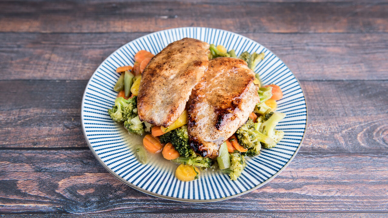 Roston csirkemell, vajjal és fehérborral párolt zöldségekkel