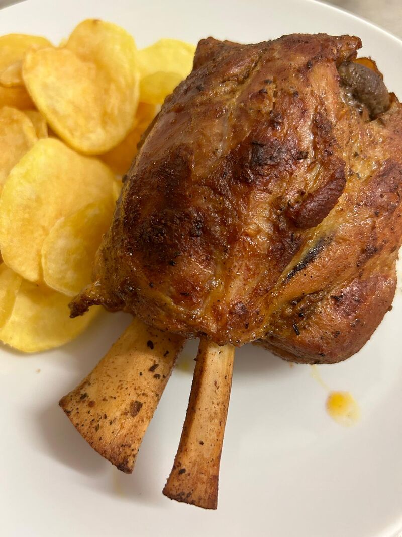 Stinco al forno con chips di patate