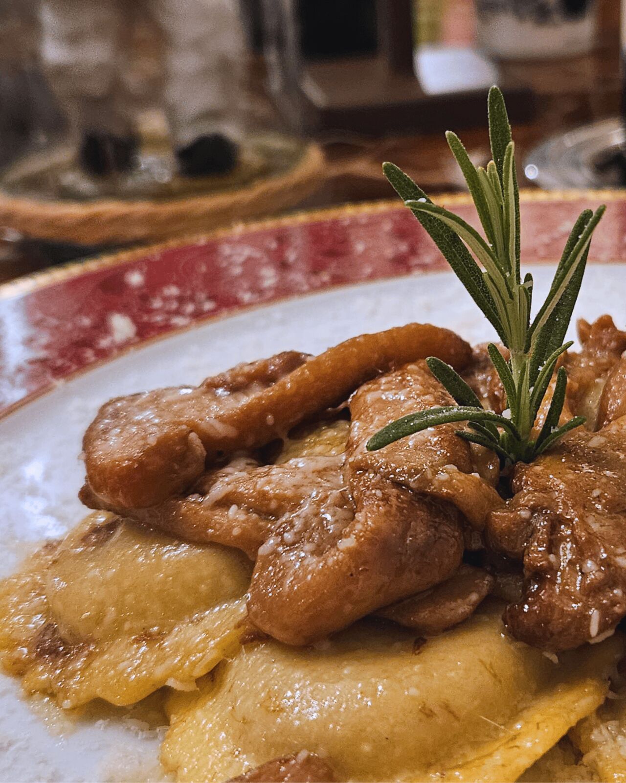 Agnolotti con funghi porcini e noci . Dettaglio