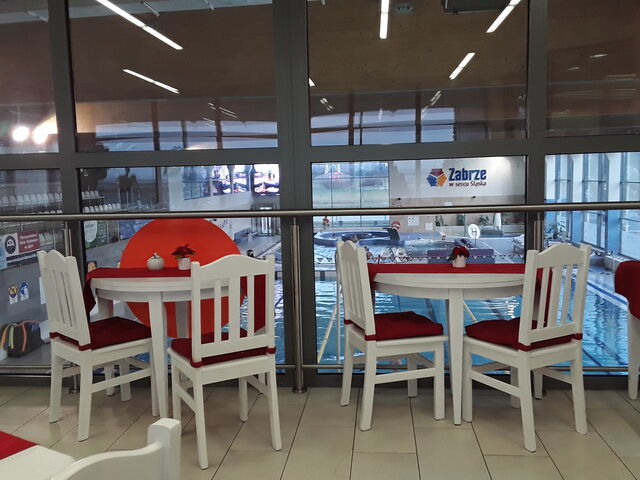 Widok z naszej sali konsumpcyjnej na basen i strefę rekreacji.