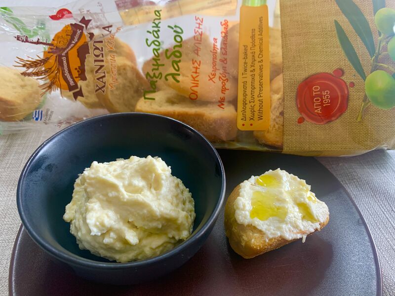 Skordalia (salade d’ail), très douce et à la fois surprenante avec son petit goût d’ail, un vrai délice !