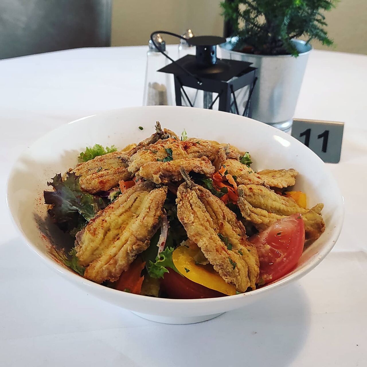 Panierte Sardellen auf Salat