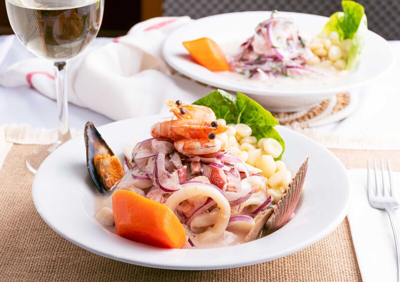 Ceviche Mixto y de fondo nuestro Ceviche de Pescado tradicional acompañado con una buena copa de vino blanco. 