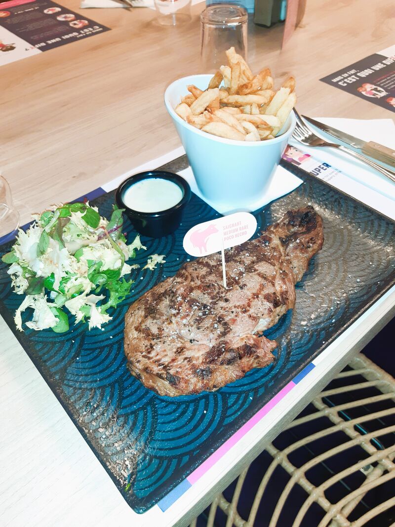 Entrecôte Saignante, Frites Fraîches et Sauce Roquefort