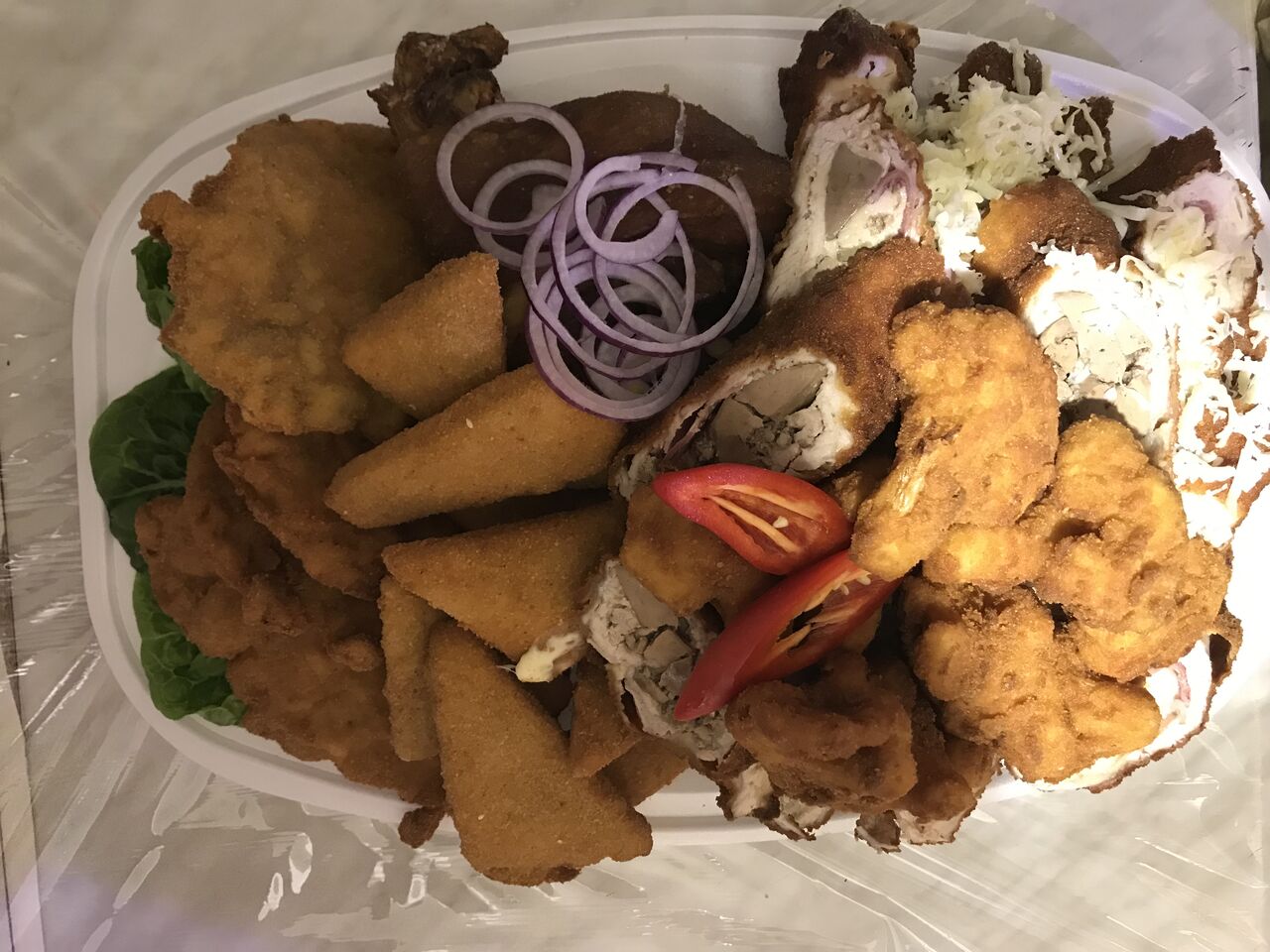 Elvitelre összeállított vegyes tál