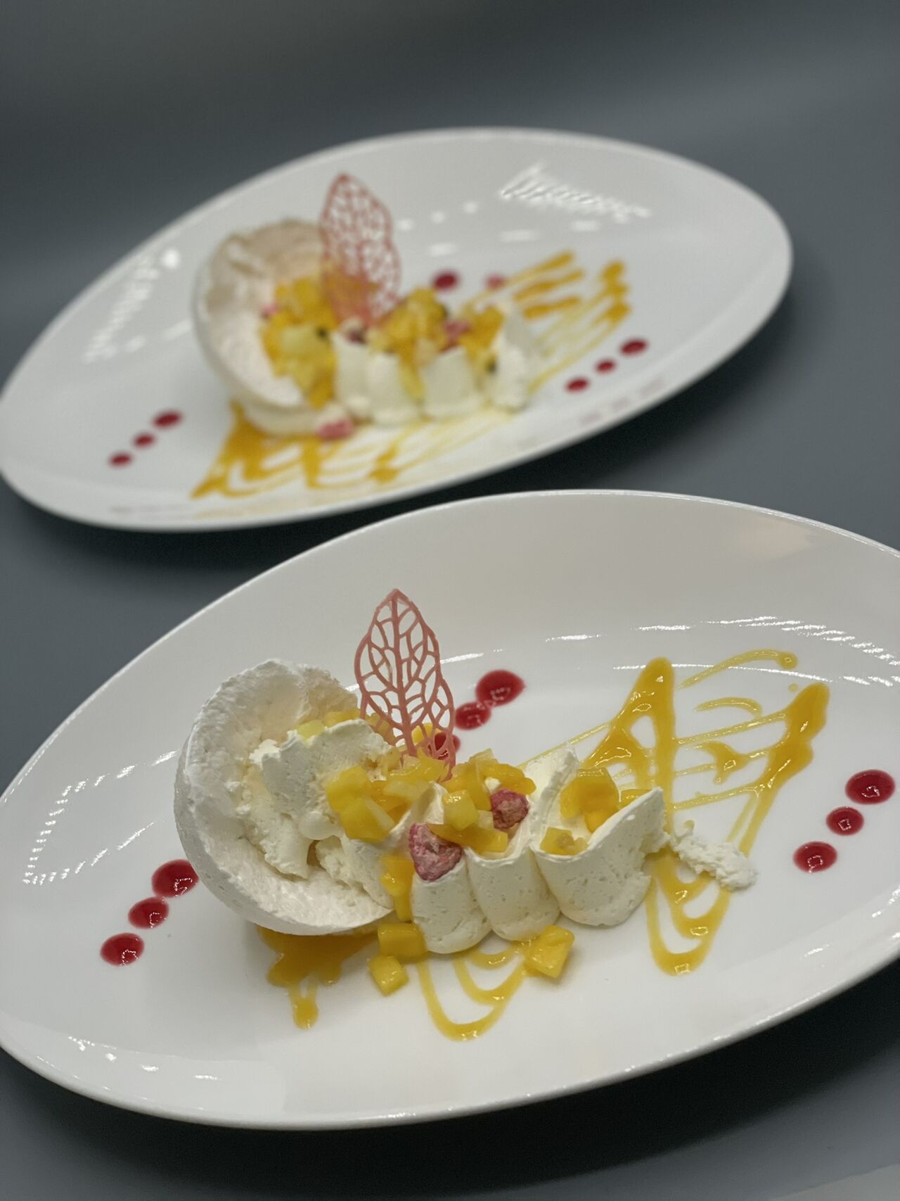 La pavlova, crème légère vanille, fruits exotiques