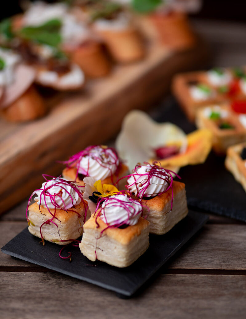 Tartaletki na cieście francuskim / burak / kozi ser