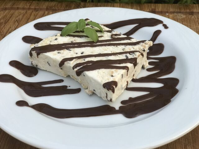 Vó Micas ( gelado artesanal regado com chocolate)