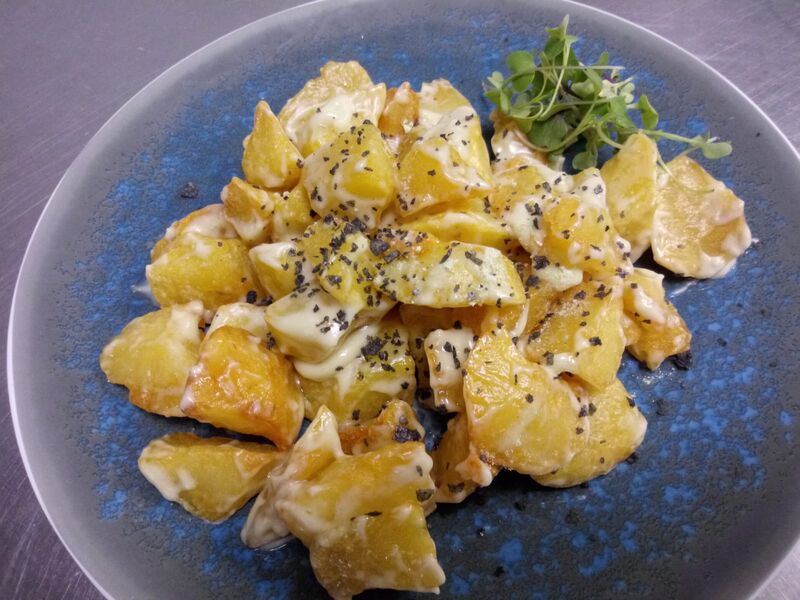 Nuestras patatas bravas con all i oli de wasabi