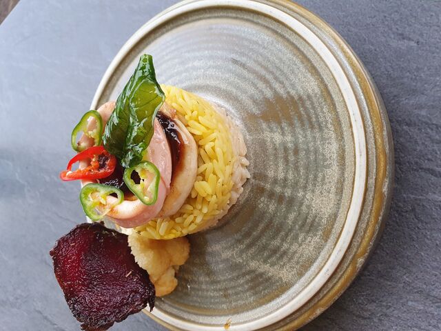 Traditionell Creta Reis mit Safran und Calamari Ringe 