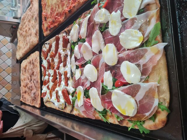 Rughetta crudo mozzarella e pachino