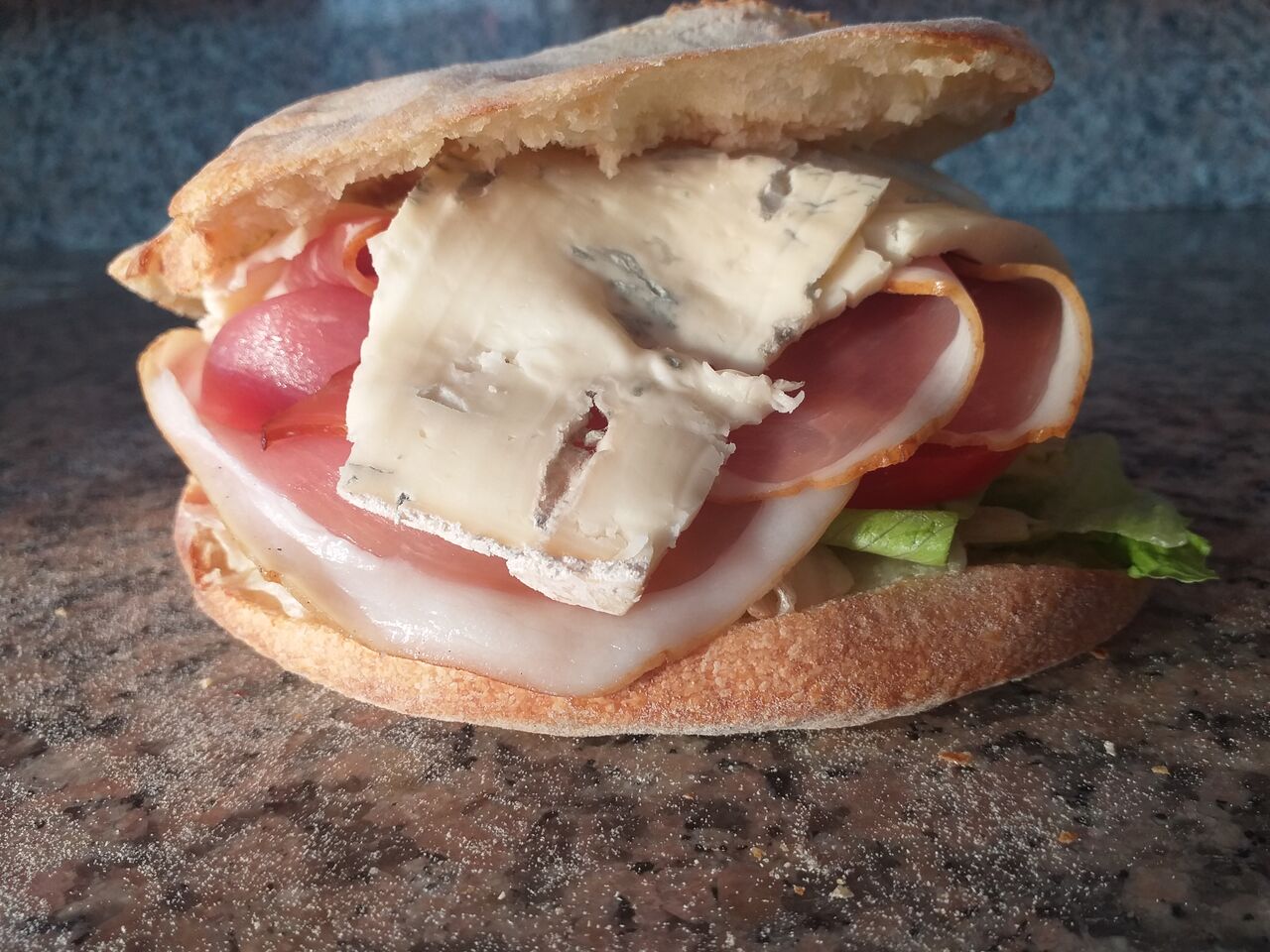 Notre Puccia Affumicato : ' tomates, salade, speck du Trentino Alto Adige, gorgonzola crémeux, huile d'olive extra vierge '