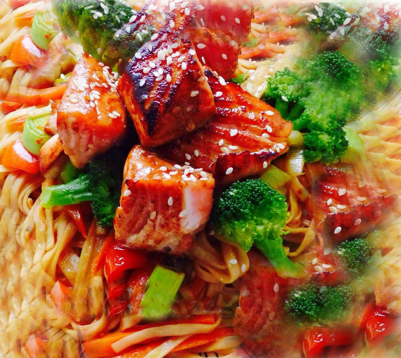 SAUMON LAQUE AUX BROCOLIS ET PÂTRES CHINOISES