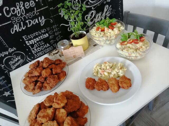 Oběd na přání - řízečky smažené na sádle a bramborový salát vlastní receptury