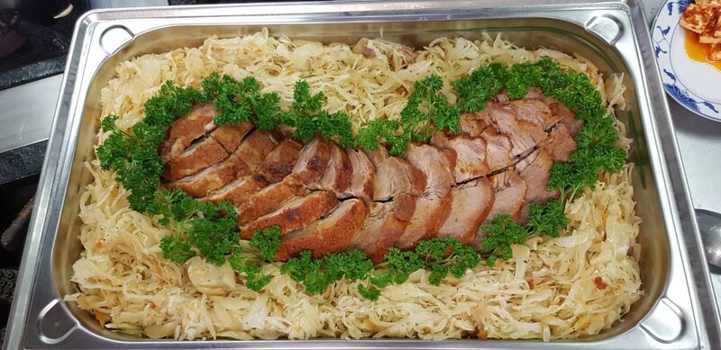 Spießbraten auf Sauerkraut
Мясо запечёное на капусте