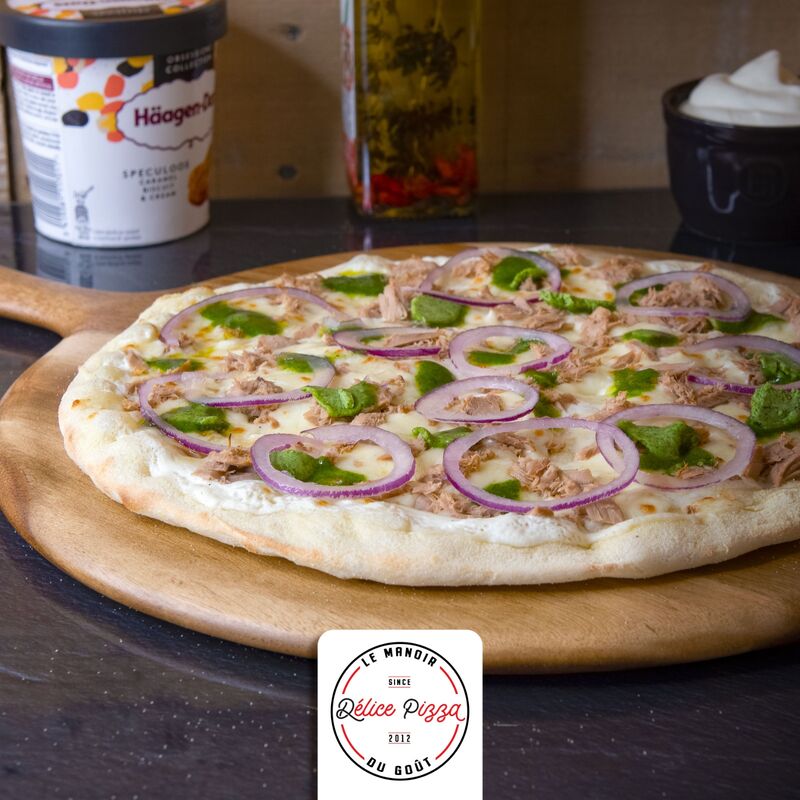 LA BOURGUIGNONNE : crème fraiche, mozzarella, thon, beurre d’escargot, oignons, persillade.