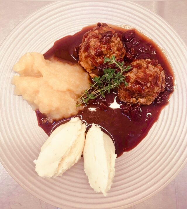 Boulets maison sauce liégeoise compote de pommes et écrasé de pommes de terre