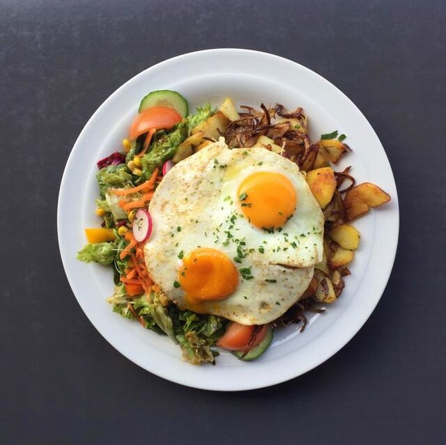 Spiegelei mit Bratkartoffeln und Salat
