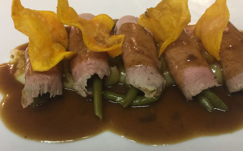 Rollitos de ternera con judías y chips de boniato 