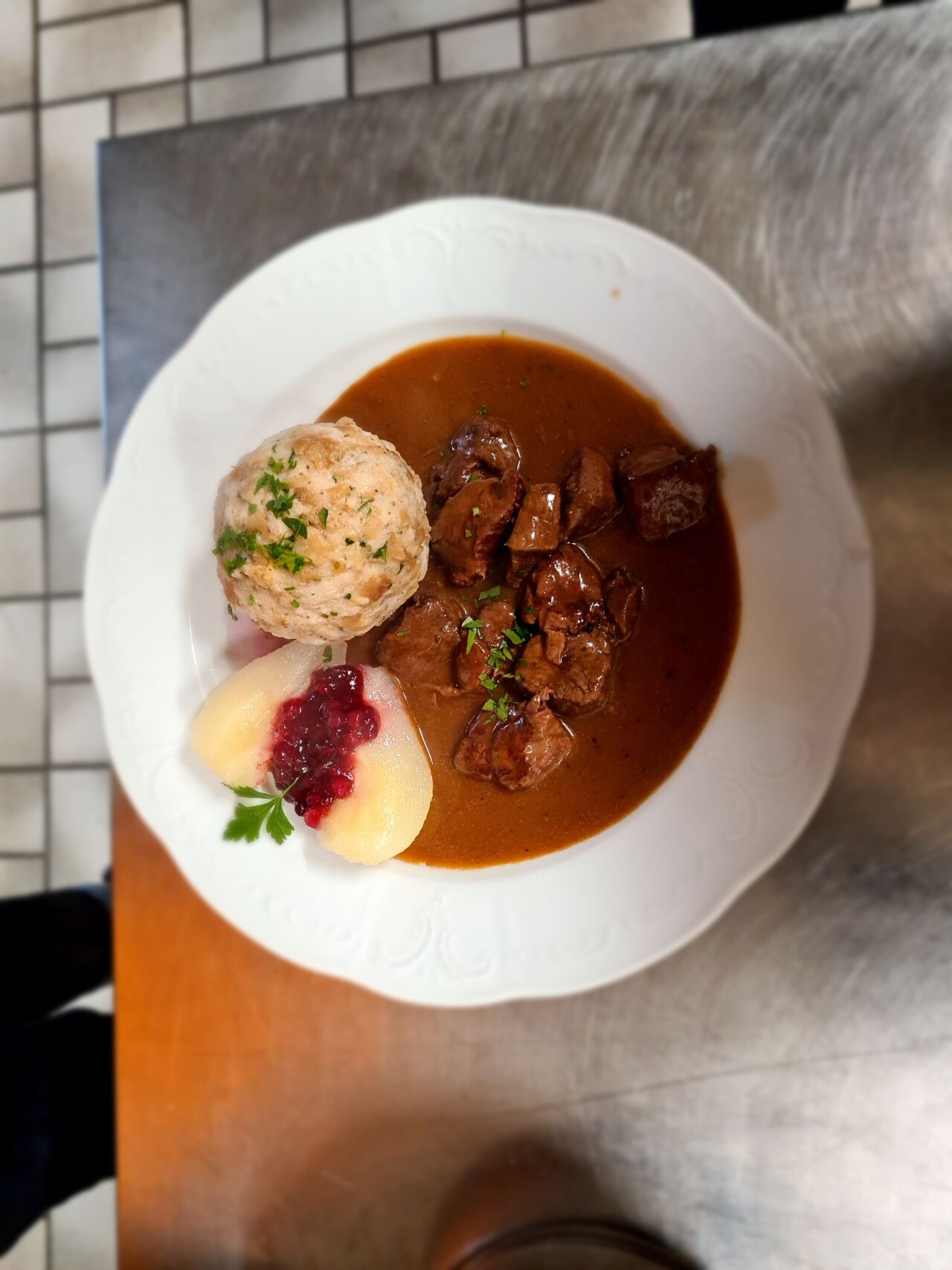 Hirschragout mit Semmelknödel