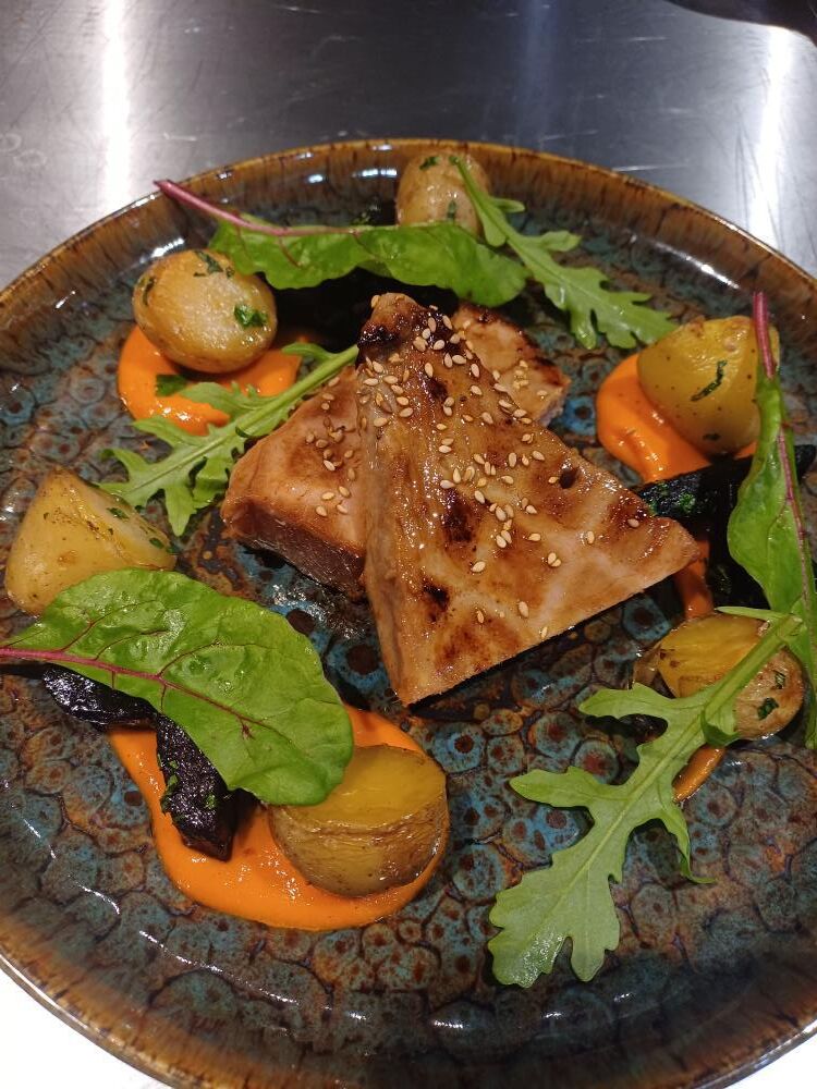 Thon mi-cuit mariné dans du soja, gingembre, citron et un peu de piment