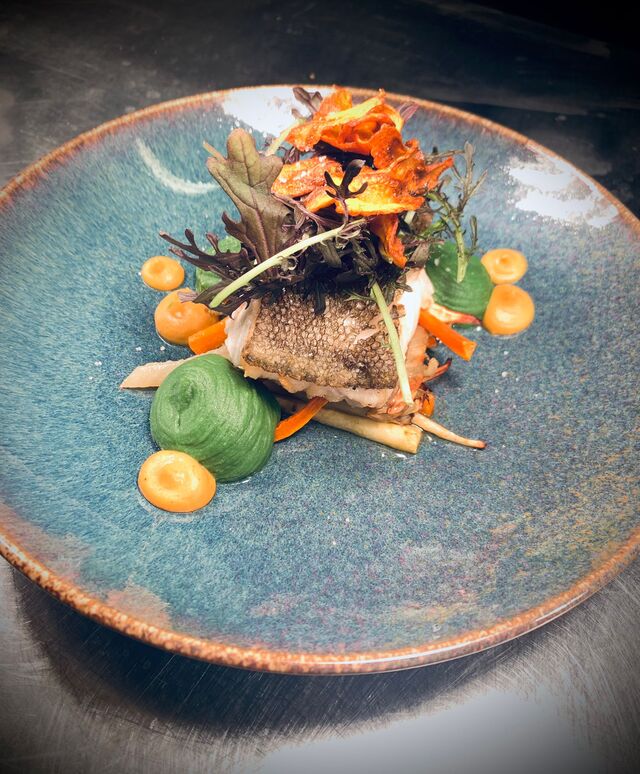 Huidgebakken kabeljauw | puree van spinazie | wortelsoorten | limoen beurre blanc 