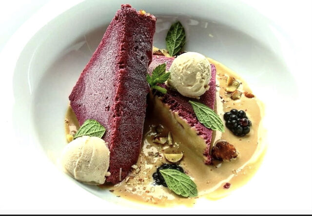 Hausgemachtes Brombeerparfait mit Kaffeesauce und Vanille