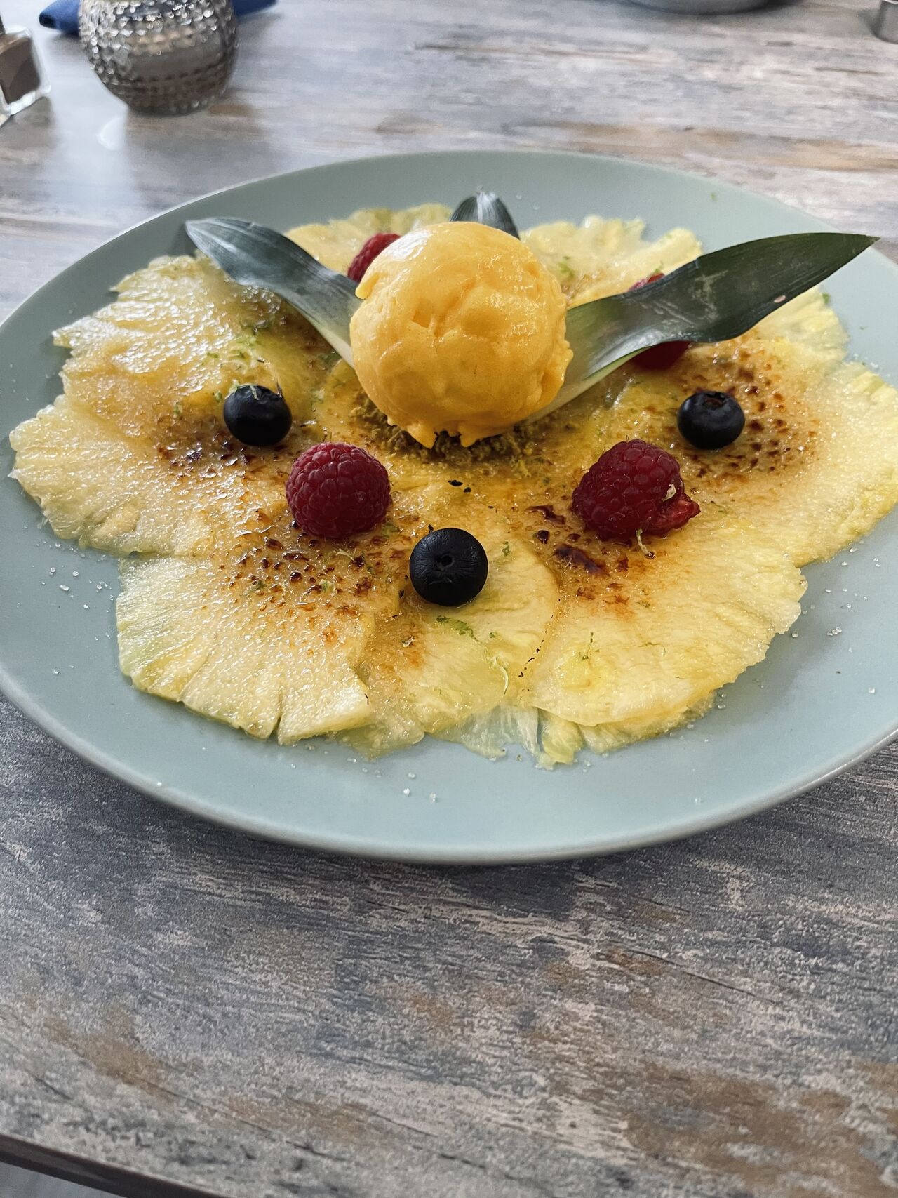 Parlons desserts , ici ils sont biensur TOUS fait maison ! Voici le Carpaccio d’Ananas 🍍 et sa boule de glace à la mangue