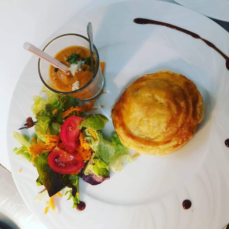 Feuilletée d'escargot et son gaspacho de tomate 