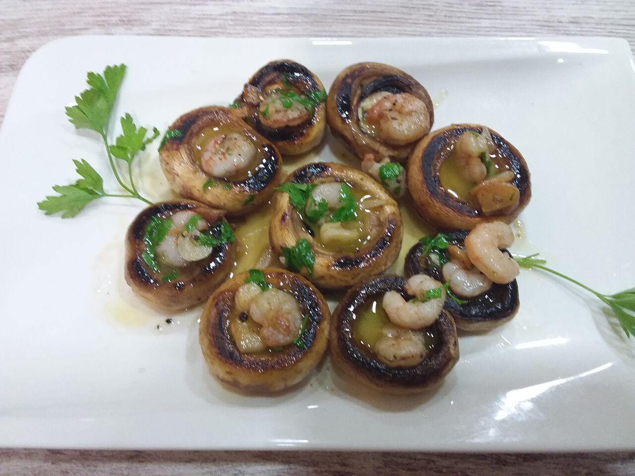 #Champiñones a la plancha con gambas y crujiente de jamón 